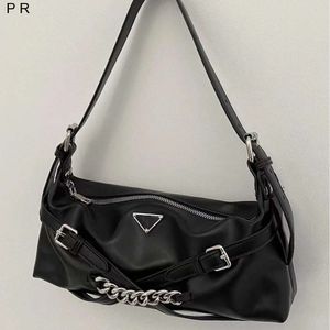 Sac à main de luxe classique Usine en ligne de gros au détail Livraison gratuite Sac de moto tendance et épicé avec bâton sous les bras Hobo Womens correspondant pour