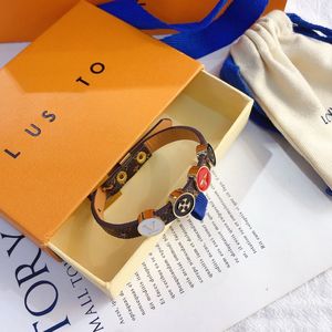 Bracelet en cuir de luxe classique avec boîtes cadeaux d'anniversaire de mariage pour femmes bracelet designer bijoux à la main bracelet cadeau de style de mode de Noël