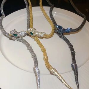 El diseñador de collares clásicos ofrece a las mujeres un collar de clavícula de latón con incrustaciones de diamantes en forma de serpiente con una sensación personalizada y de alta gama al por mayor y al por menor.