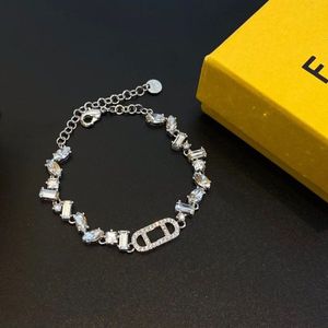 Bracelet plaqué argent classique marque de créateur ovale de haute qualité petit diamant incrusté bracelet de haute qualité charmant bracelet pour femme fête d'anniversaire