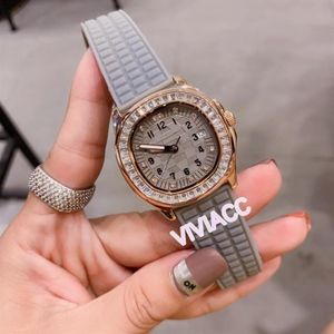 Reloj de cuarzo con esfera tallada en mosaico para mujer