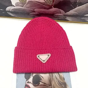 Gorros de diseño para mujer clásicos, sombreros de invierno para hombres, térmicos y esponjosos, para mantener abrigados, gorros de calavera, famoso triángulo, sombrero de punto de lujo para hombre cappello pj019