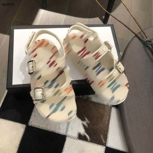 Sandalias clásicas para bebés Diseño de bordado colorido Zapatos para niños Precio de costo Tamaño 21-35 Incluye caja Zapatillas para niños resistentes al desgaste de verano 24Mar