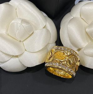 Clásicos Diseñador Marca Carta Banda Anillos Hombres Mujeres 18K Chapado en oro Plata Anillo de latón hueco Acrílico Amor Joyería de boda Lujo Talla fina Regalo de Navidad Tamaño 7