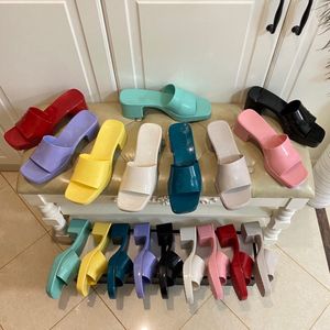 Classiques Top qualité en gros marque femme pantoufle designer dame sandales été gelée glisser pantoufles à talons hauts luxe chaussures de sport femmes en cuir Alphabet plage