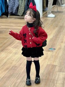 Ensembles de vêtements Version coréenne de filles 2024 automne/hiver noël et année, cardigan tricoté avec nœud rouge, jupe en velours pour bébé fille