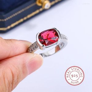 Anillos de racimo 2023 Moda Princesa Corte Oval Ruby Full Diamond Pareja Anillo para mujeres Zircon Aniversario Regalo Fiesta Joyería Plata