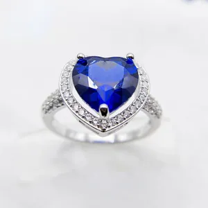 Cluster anneaux 2024 Européen et américain S925 Siltling Silver Luxury Cœur en forme de coeur Bleu Pagode Diamond Ring Exquis Femmes