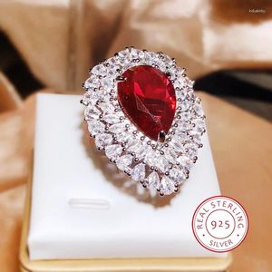 Bagues de cluster 925 Argent Élégant Pigeon Sang Tempérament Rouge Diamant Goutte D'eau Plein Zircon Bague Femelle Fête De Mariage Cadeau D'anniversaire