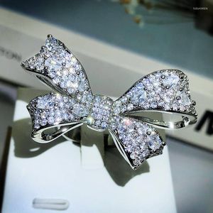 Anillos de racimo Anillo de pareja exagerado para mujeres Grandioso Super-Shimmering Bow Zircon Set Full Diamond Plateado Joyería de regalo geométrica