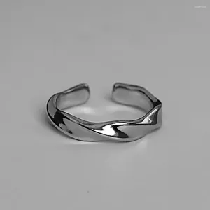 Anillos de racimo Color plata Mobius para hombres Mujeres 2024 Diseño de tendencia Metal Twist Simple Abierto Anillo de dedo ajustable al por mayor