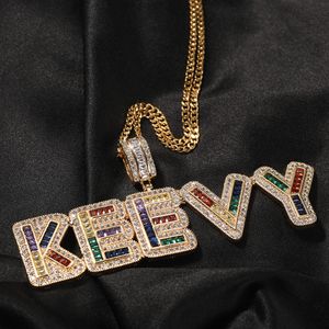 Collier avec pendentif avec lettre initiale colorée et nom personnalisé, baguette à griffes scintillantes, zircone cubique, or véritable 18 carats, hip hop, bijoux d'anniversaire pour hommes et femmes