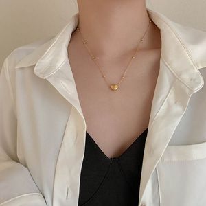 Collares con colgante de cadena de cuentas concisas cadenas delgadas con bolas pequeñas y decoración de corazón collar de mujer de lujo al por mayor