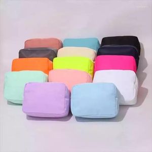 Bolsas de cosméticos, 12 colores, regalo personalizado para damas de honor, bolsa de nailon, neceser de viaje, neceser de viaje, parche de letra Varsity de chenilla