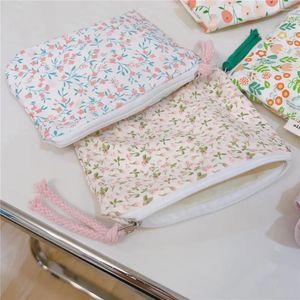 Bolsas de cosméticos, estuche de maquillaje Floral fresco de belleza, pequeña bolsa con cierre, monedero para chica, Mini tarjeta de tela, auriculares, bolsa de almacenamiento de lápiz labial