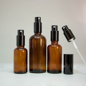 Le jet en verre ambré d'emballage cosmétique met en bouteille 30ml 50ml 100ml avec le couvercle noir de jet d'or de solides solubles