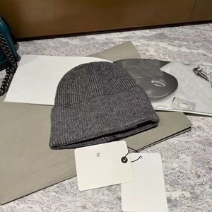 Gorro de algodón para mujer, gorros de punto lisos de diseñador para hombre, gorros de calavera a la moda de calle para invierno, accesorios de esquí para parejas