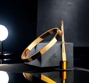 Couple Gold Bangle Femme Un ensemble d'emballage Bracelet à breloques en acier inoxydable Bijoux de mode Brassard Cadeau de Saint-Valentin pour petite amie Accessoires en gros