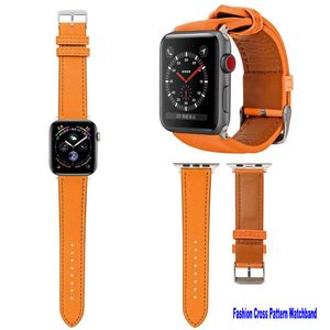 Bracelets classiques à motif croisé pour Apple Watch 42/44/45 mm en cuir italien Nappa Matériel en acier inoxydable avec support en cuir PU souple Compatible avec les séries 8 7 6 5 4 3 SE