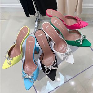 Amina Muaddi Cristal Strass Bowtie Mules Sandales Peep Toes Talon Chunky Semelle En Cuir Véritable Soie Diapositives Femmes De Luxe Designers Robe De Soirée Chaussures avec boîte