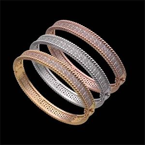 Bracelets de manchette pour femmes charmes d'ami bracelets de créateurs de diamants en acier inoxydable dans les mains cadeaux d'anniversaire accessoires en gros bijoux de luxe
