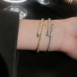 Bracelet coréen de manchette de luxe élégant et à la mode européen américain Simple brillant bijoux de fête pour femmes 231208