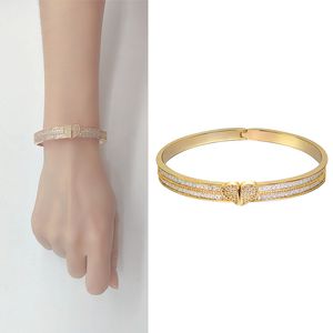 Bracelet d'amant de manchette Bracelet de mode pour hommes femmes cadeaux pour les amoureux en gros Dubaï personnalité personnalisée concepteur personnalisé bijoux indiens cuivre métal femme