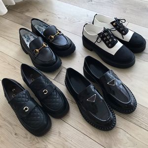 Mocasines de mujer Mocasines con cierre de metal Zapatos de vestir Italia Letra de impresión perezosa Zapatos casuales Zapatos planos de abejas Zapatos de pantorrilla Slipon Zapatos de diseñador con suela de orejeta Zapatillas de deporte