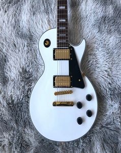 La guitarra eléctrica personalizada con color blanco y el hardware dorado hacen que la guitarra4651913 de alta calidad sea de alta calidad