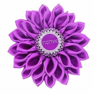 Ropa de fiesta personalizada, cinta de capa púrpura sólida, flor violeta, grupo de mujeres, broche de Pin NCNW, joyería 240106