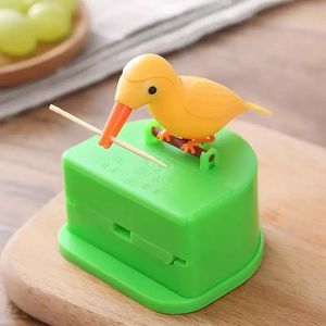 Bonito dispensador de palillos de dientes de colibrí, regalo de mordaza, limpieza de dientes, material de alta calidad, caja automática de palillos para pájaros