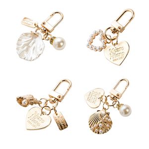 Migne Love Letter Shell conch Perle Charm Strap Lanyard Metal Kit de trèfle doré Kit de travoux Girls Charmes Car Keyring Fashion Bijoux pour pomme AirPods Téléphone