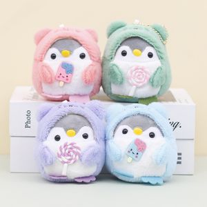 Lindo juguete de peluche pingüino colgante creativo vestido cruzado muñeco de pingüino llavero súper lindo muñeca de máquina de agarre al por mayor