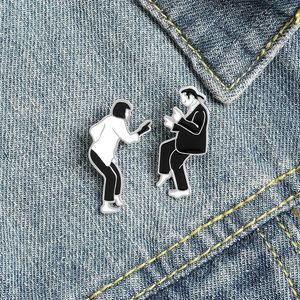 Escena de baile Enamelo Pin Blanco blanco Uma y John Broches Insignias de solapa Pins Regalos para amigos Joyas personalizadas Al por mayor