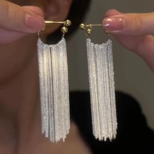 Dangle Chandelier Nouvelles tendances de la mode Design unique élégant exquis lumière de luxe longues boucles d'oreilles à pampilles bijoux pour femmes fête cadeau senior en gros 231031