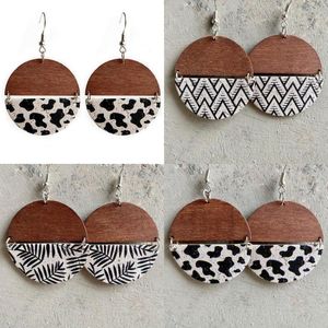 Pendientes geométricos de círculo dividido de madera y corcho para mujer, disco plano con bisagras de dos colores, joyería con estampado de vaca de ganado blanco y negro