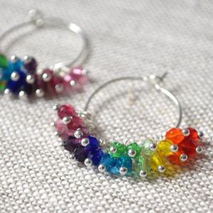 Boucles d'oreilles pendantes arc-en-ciel, argent, perles de verre tchèques, petits cerceaux plaqués, bijoux colorés lumineux et amusants