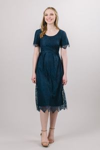 Vestidos de dama de honor modestos de encaje azul marino oscuro con mangas cortas Vestido de fiesta de boda informal bohemio vintage por encargo Longitud del té