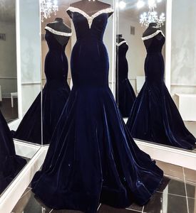 Terciopelo azul marino oscuro 2020 Vestidos de noche Elegante Formal Largo fuera del hombro Lentejuelas con cuentas plateadas plisadas Vestido de dama de honor de baile barato Vestido