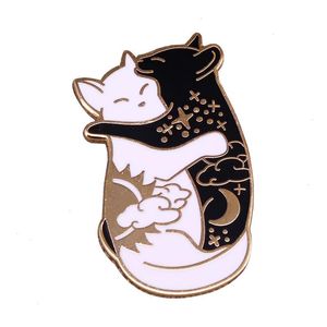 Jour et nuit Embrace Cat épingle Céleste Corps Yin Yang Jewelry Migne Anime Movies Games Hard Entamel Pins Collect Metal Cartoon Brooch