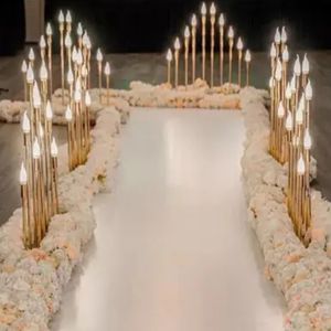 decoración Pasarela de boda Decoración con candelabros Boda romántica Pasarela iluminada con velas doradas Nuevo estilo cabezas altas Luz de vela LED imake660