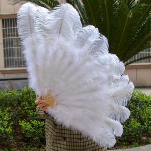 Figuras decorativas Venta al por mayor Pluma de avestruz blanca 13 Hueso Ventilador plegable de mano grande 90-120 cm para dama Carnaval Fiesta de bodas Artesanía de baile