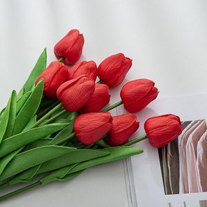 Flores decorativas 10 PCS PU Tulipán rojo artificial para la decoración de la mesa del hogar Plástico