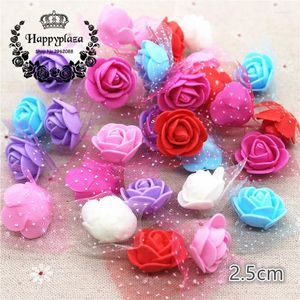 Fleurs décoratives 100pcs 2,5 cm Mini PE Foam Rose Head Fleur artificielle avec fil Festival de décoration de décoration de mariage à la main