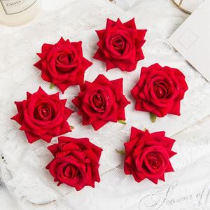 Flores decorativas 100 UNIDS Boda Artificial Coronas de Navidad Cabeza de Rosas de Seda Venta al por mayor Accesorios Nupciales Liquidación Decoración para el hogar