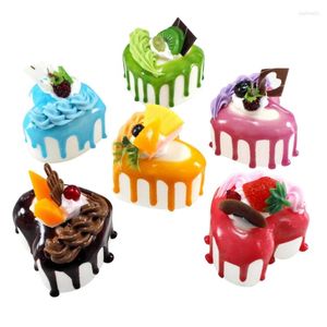 Flores decorativas 1 PC Mesa Home Decoration Crafts Miniatures PU Restaurante Simulación de la crema de fruta con forma de pastel de fruta con refrigerador