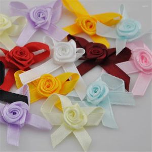 Flores decorativas 50 Uds cinta de raso rosa flor rosa arco costura apliques de boda A139