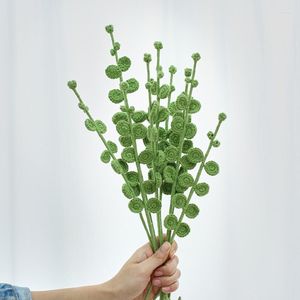 Flores decorativas Tejido a mano Ramo de eucalipto Flor de ganchillo acabada para San Valentín Regalo del día de la madre Decoración del banquete de boda al por mayor