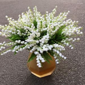 Fleurs décoratives de haute qualité en plastique muguet simulation artificielle mariage tenant un bouquet de fleurs pour la décoration intérieure fournitures de bricolage