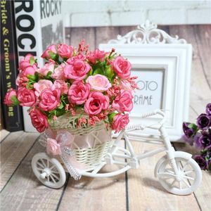 Flores decorativas Boda al aire libre Bicicleta tejida Cesta de flores Decoración de plástico Diseño de triciclo
